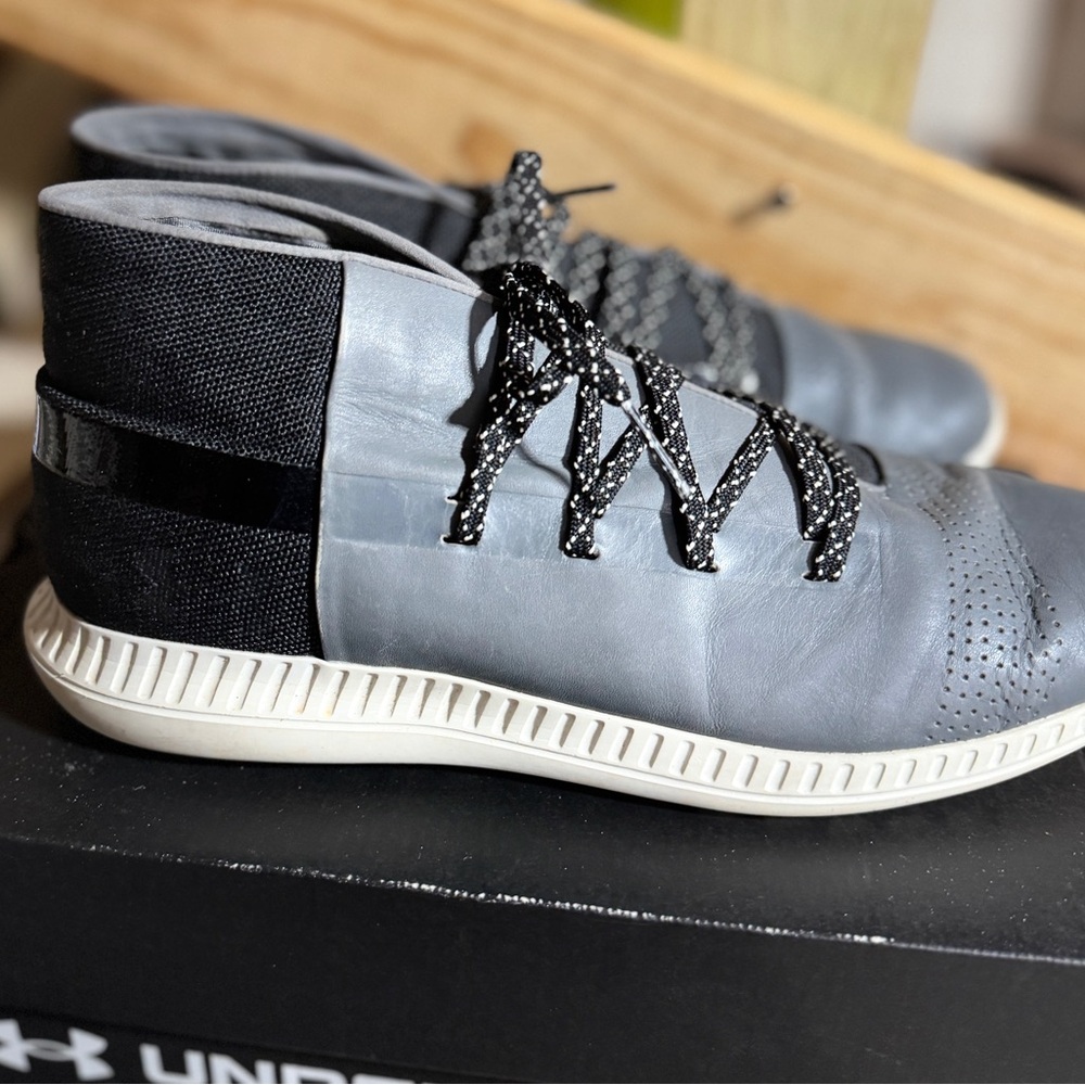 Under Armour Men's Gray And black Chukka boots / shoes